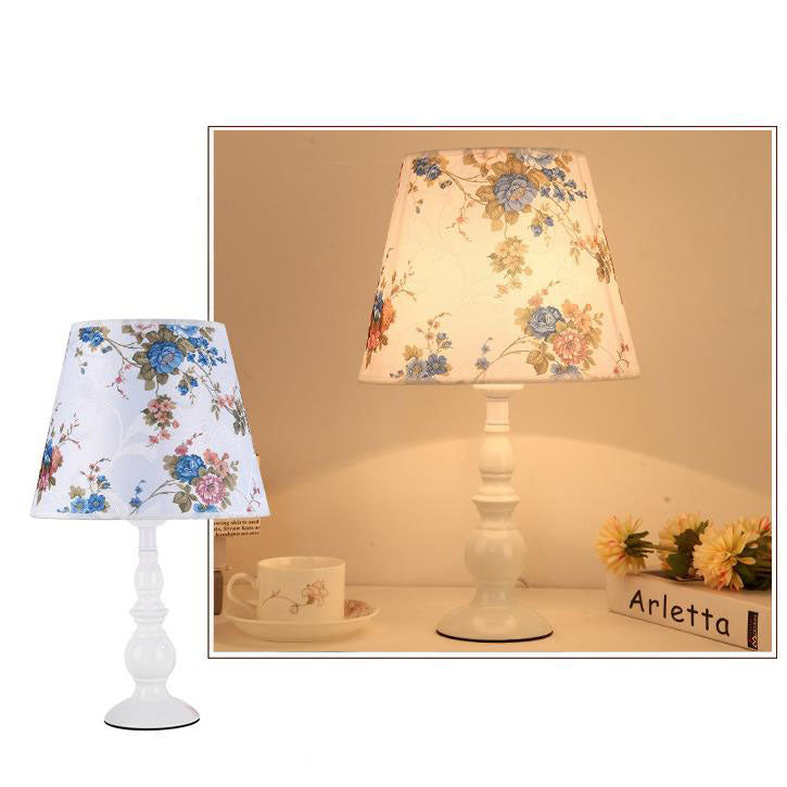 Moderne, schlichte Tischlampe mit Blumenmuster und Eisenvase