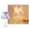 Moderne, schlichte Tischlampe mit Blumenmuster und Eisenvase