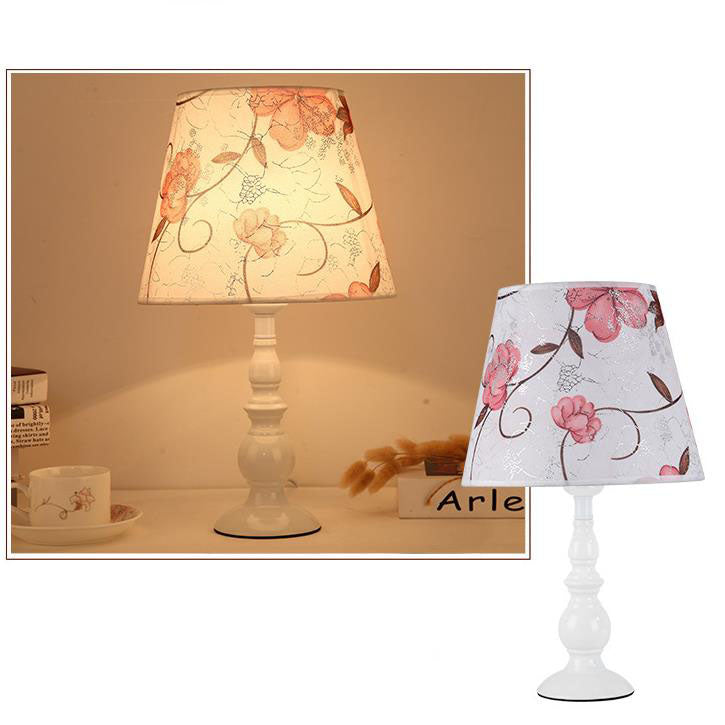 Moderne, schlichte Tischlampe mit Blumenmuster und Eisenvase