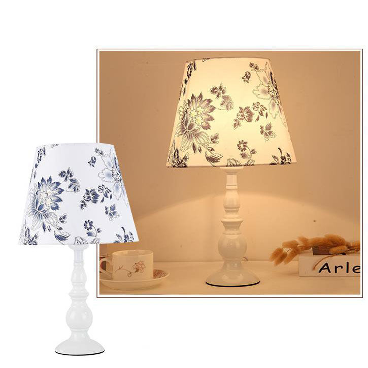 Moderne, schlichte Tischlampe mit Blumenmuster und Eisenvase