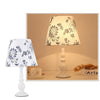 Moderne, schlichte Tischlampe mit Blumenmuster und Eisenvase