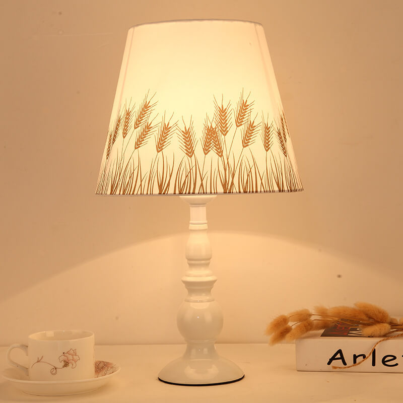 Moderne, schlichte Tischlampe mit Blumenmuster und Eisenvase