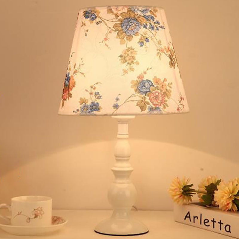 Moderne, schlichte Tischlampe mit Blumenmuster und Eisenvase