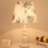 Moderne, schlichte Tischlampe mit Blumenmuster und Eisenvase
