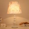 Moderne, schlichte Tischlampe mit Blumenmuster und Eisenvase
