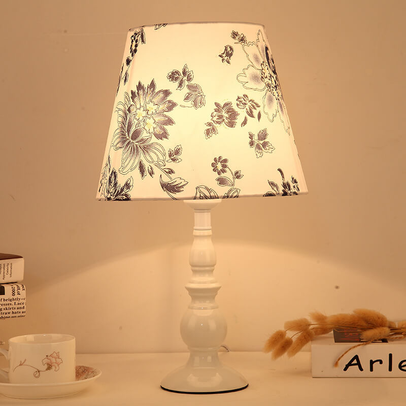 Moderne, schlichte Tischlampe mit Blumenmuster und Eisenvase