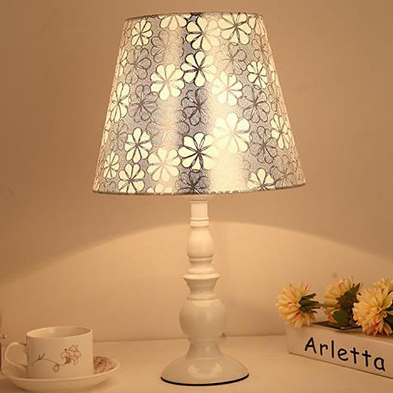 Moderne, schlichte Tischlampe mit Blumenmuster und Eisenvase