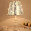 Moderne, schlichte Tischlampe mit Blumenmuster und Eisenvase