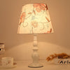 Moderne, schlichte Tischlampe mit Blumenmuster und Eisenvase